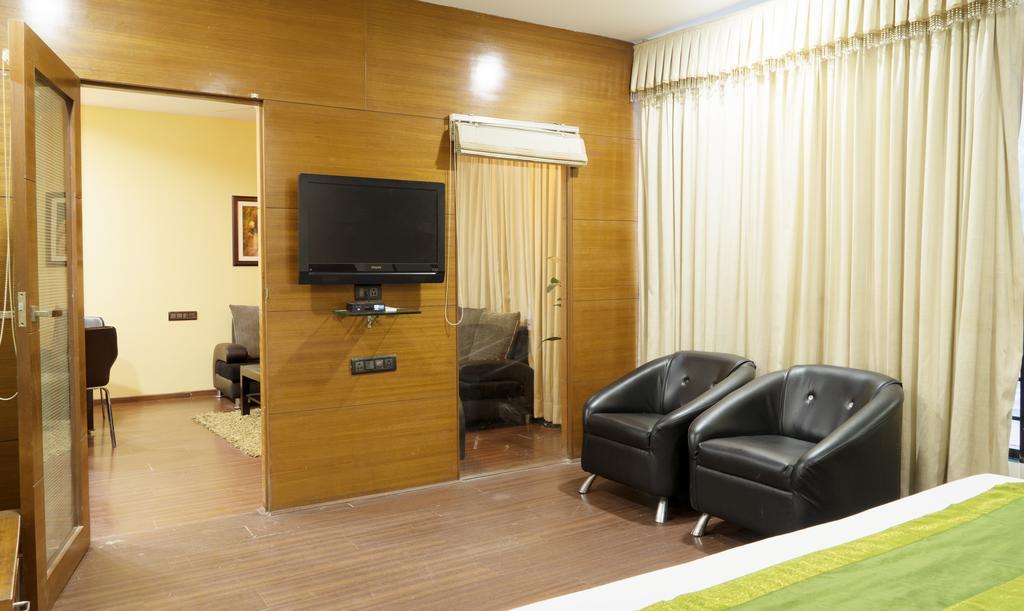 Capital O 15537 Dev Corporate Hotell Ahmedabad Eksteriør bilde